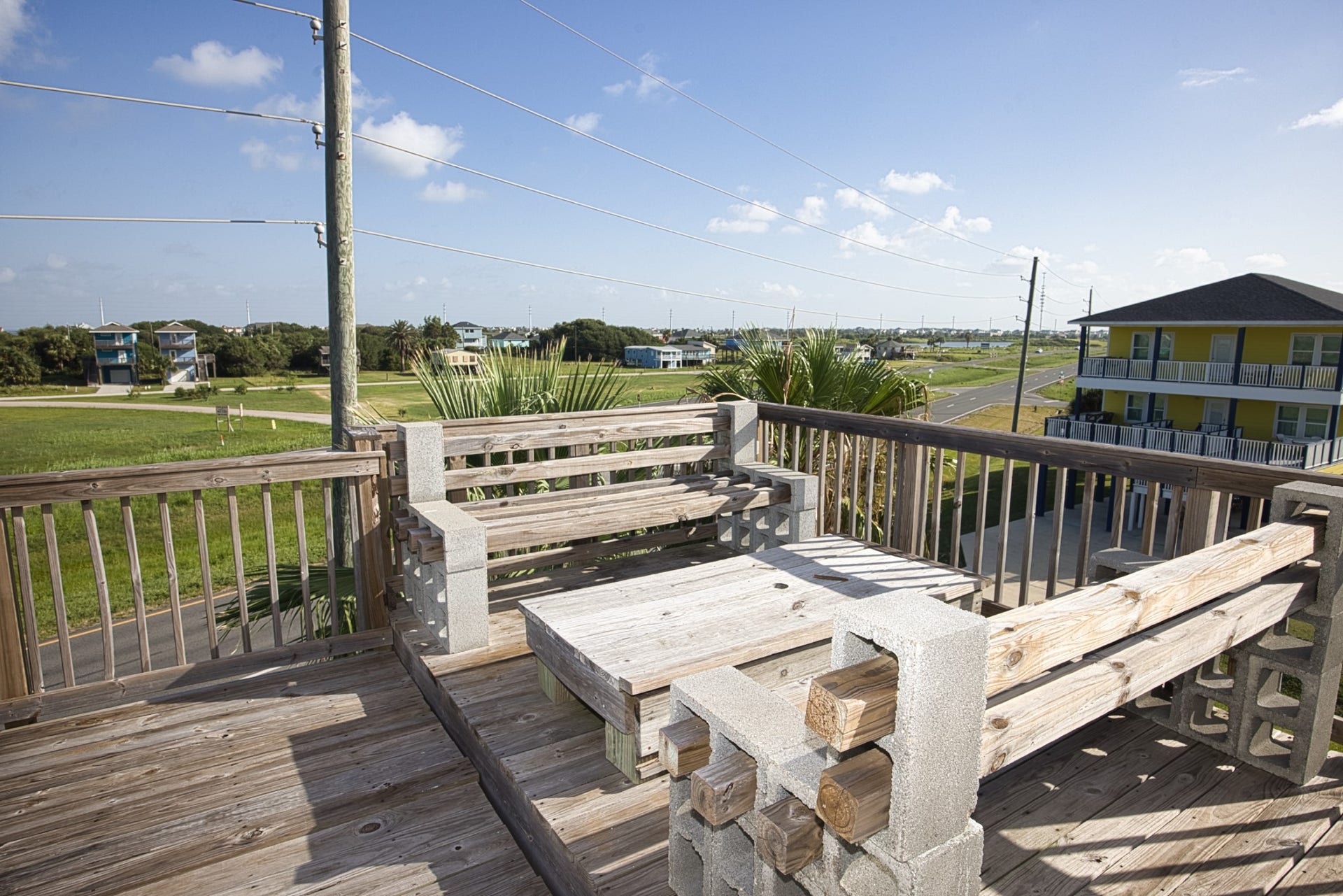 4016 Las Palmas Street, Galveston, TX 77554 bench on second level deck