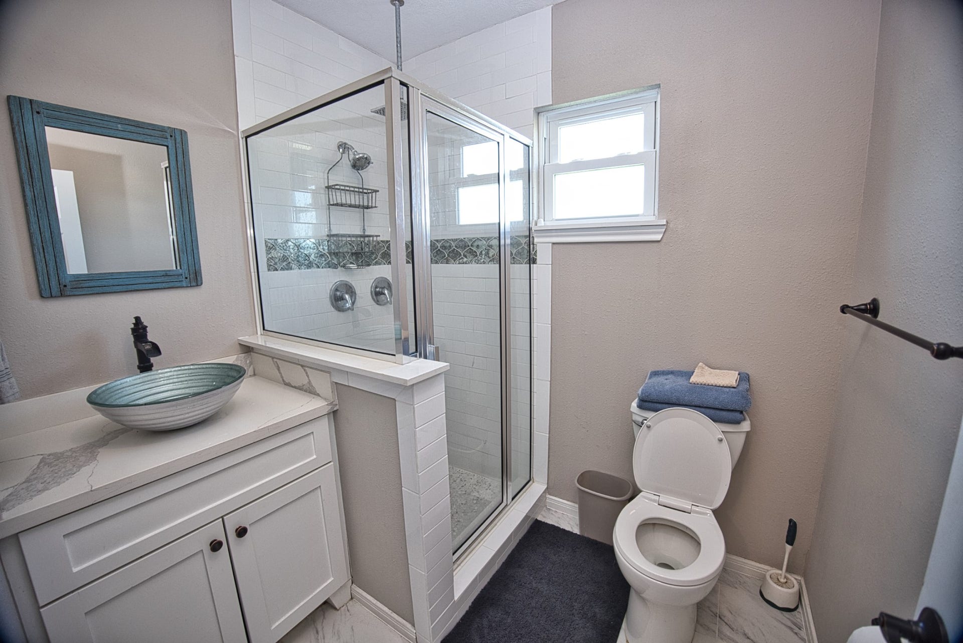 4016 Las Palmas Street, Galveston, TX 77554 bathroom