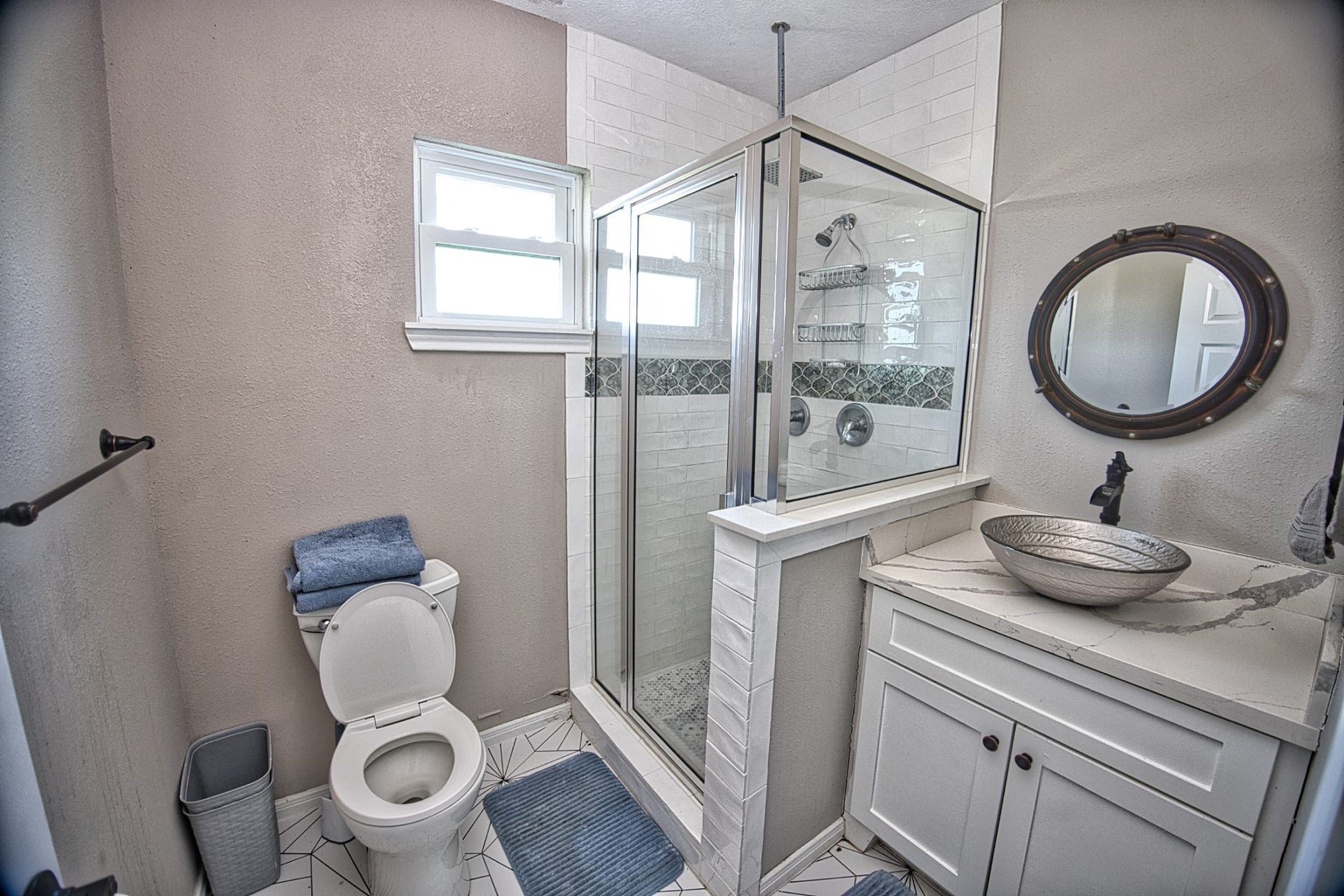 4016 Las Palmas Street, Galveston, TX 77554 bathroom