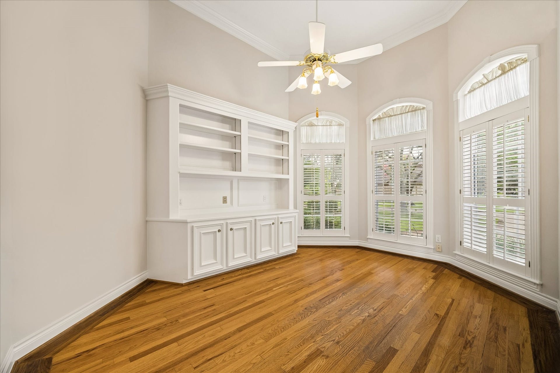 3319 Oakland Drive, Sugar Land, TX 77479 Study with built-ins