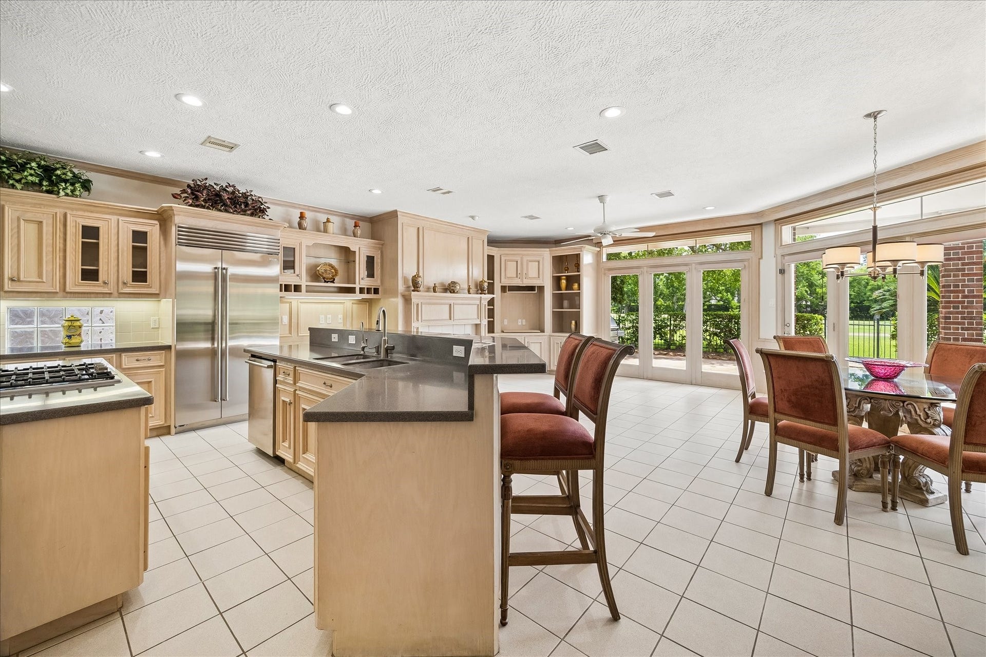 3319 Oakland Drive, Sugar Land, TX 77479 Spacious and open kitchen, family room, and breakfast area with access to the covered patio and pool.