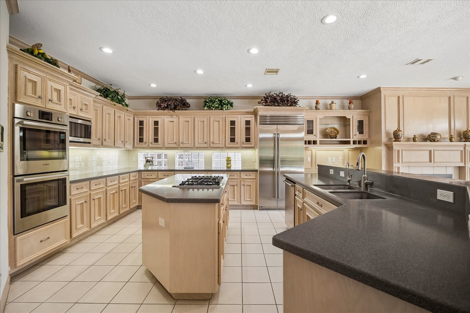 3319 Oakland Drive, Sugar Land, TX 77479 The chef's kitchen is anchored by a new Sub-Zero built-in refrigerator, stainless steel Bosch appliances, and Corian countertops.