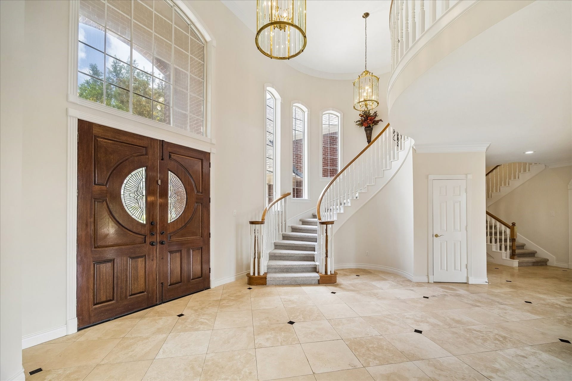 3319 Oakland Drive, Sugar Land, TX 77479 Step through a soaring two-story entryway into an open, light-filled floor plan.