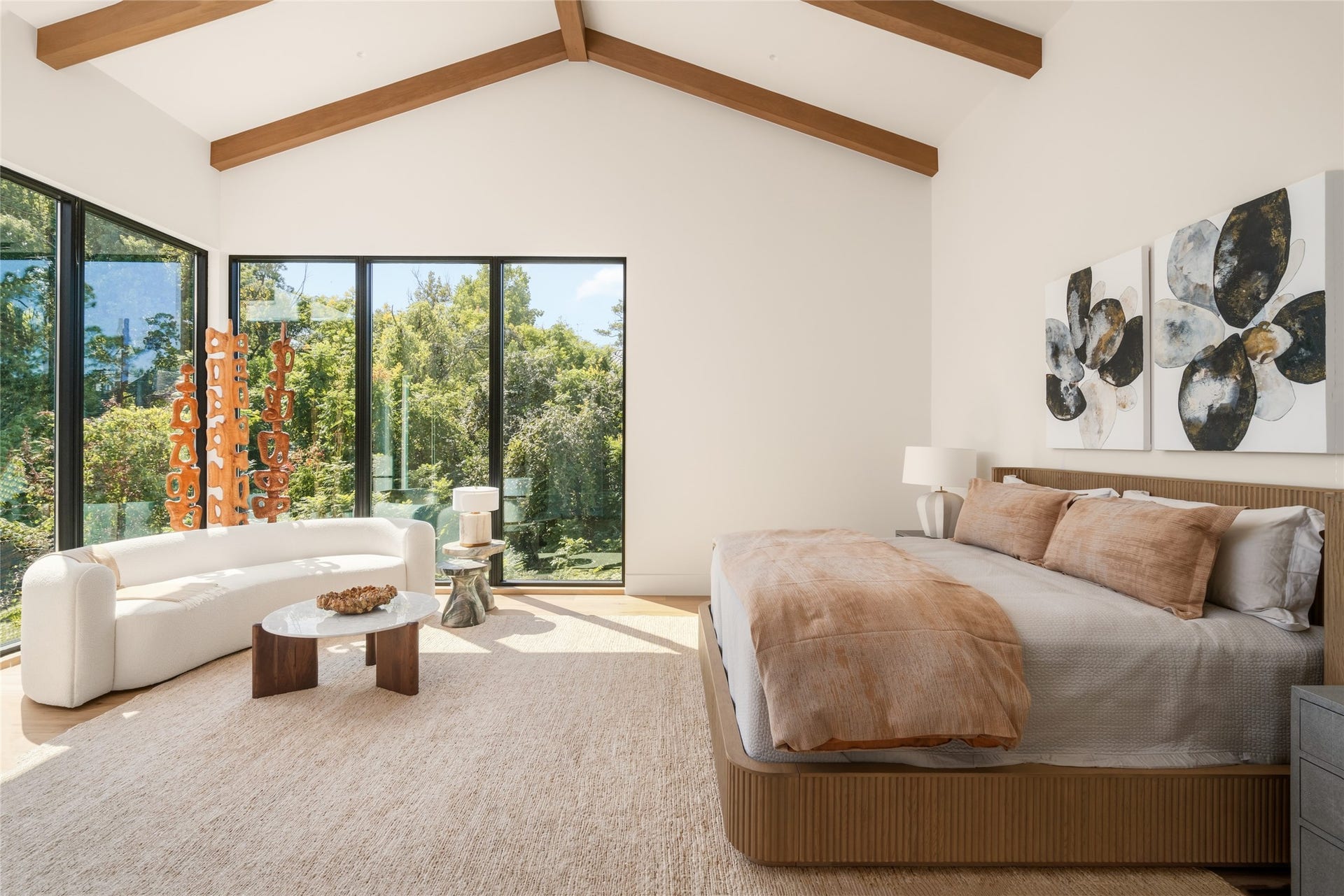 11 Tiel Way, Houston, TX 77019 Soft Venetian plaster walls and warm, natural finishes bring understated elegance to this generously proportioned bedroom, with a dedicated sitting area offering a comfortable place to unwind.