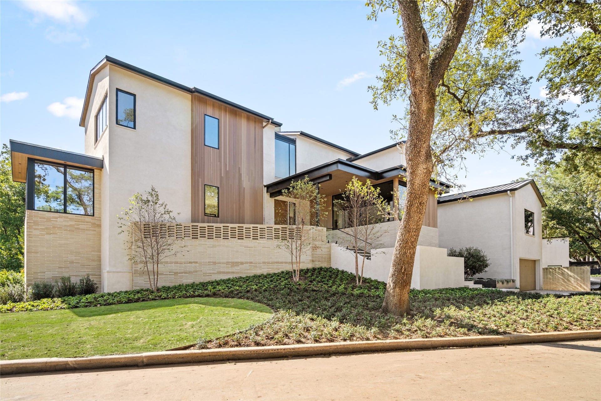 11 Tiel Way, Houston, TX 77019 Nestled in a lush, green setting on Tiel Way, this newly constructed River Oaks estate pairs striking architectural lines, expansive glass, and warm wood accents with sophisticated contemporary design.