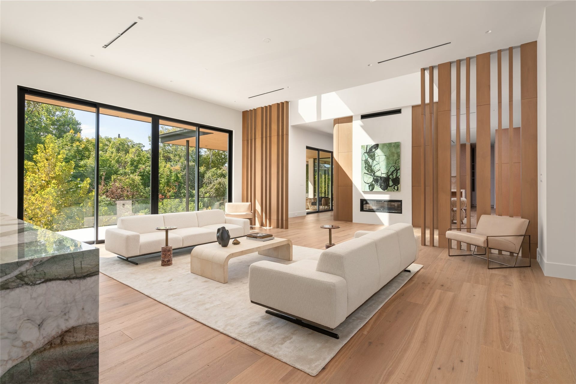 11 Tiel Way, Houston, TX 77019 Sculptural white oak partitions bring warmth and architectural interest to this spacious entertaining lounge, subtly defining the seating area while maintaining an open, airy feel throughout.