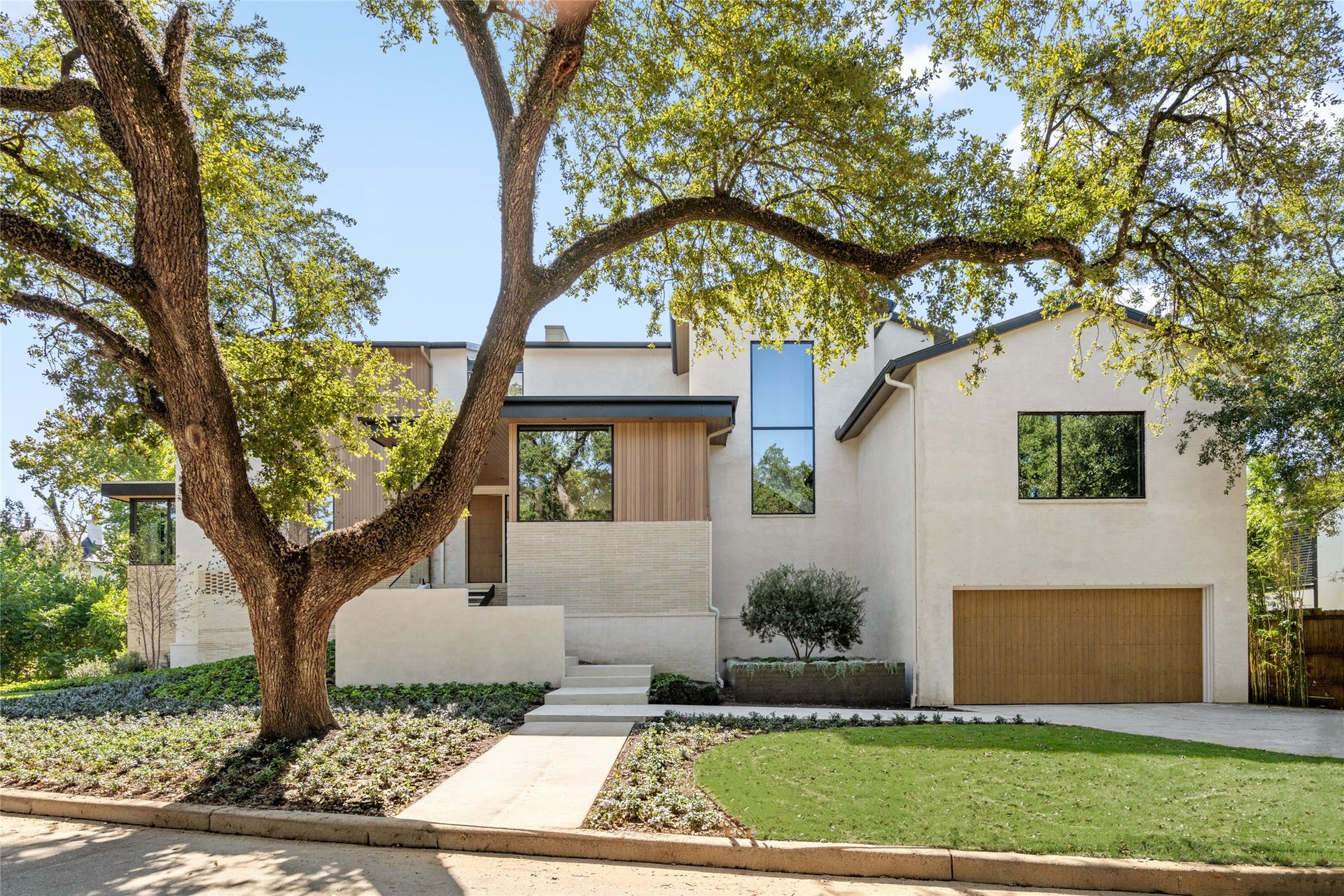 11 Tiel Way, Houston, TX 77019 Expertly crafted by Brooks Construction Group and Developed by Spencer Huck, the home reflects exceptional attention to detail, quality craftsmanship, and a thoughtful approach to modern luxury living.