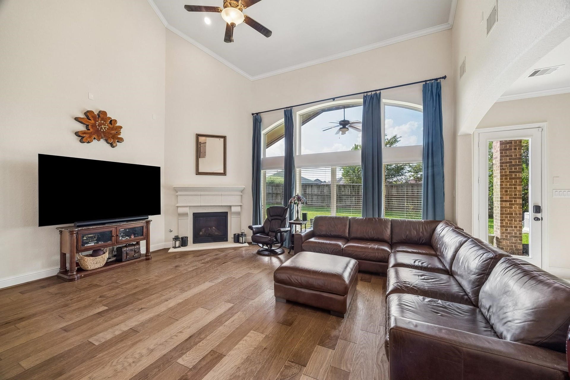 6031 Granite Shadow Lane, Porter, TX 77365 Soaring ceilings in the living area.