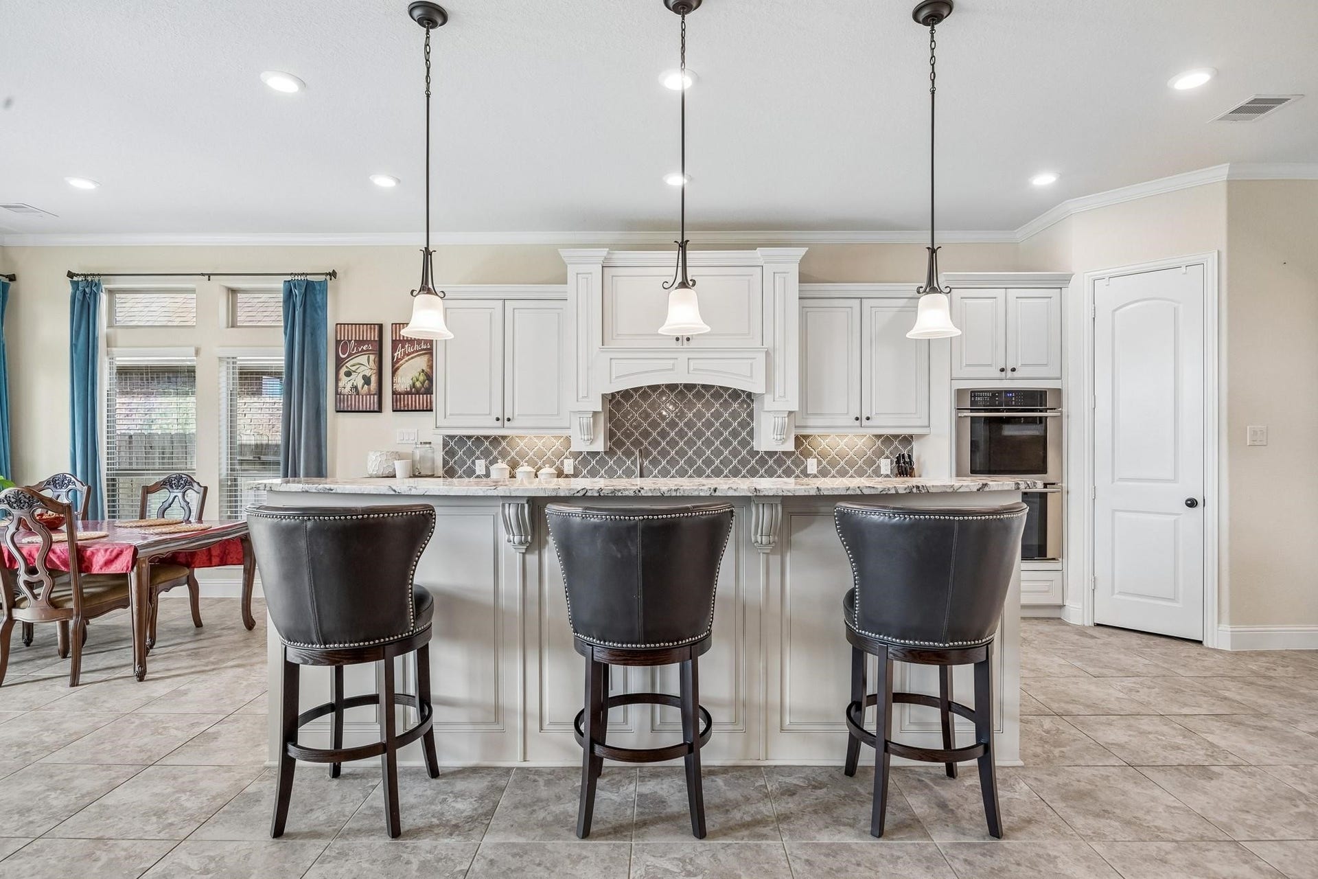 6031 Granite Shadow Lane, Porter, TX 77365 Large kitchen and breakfast area.