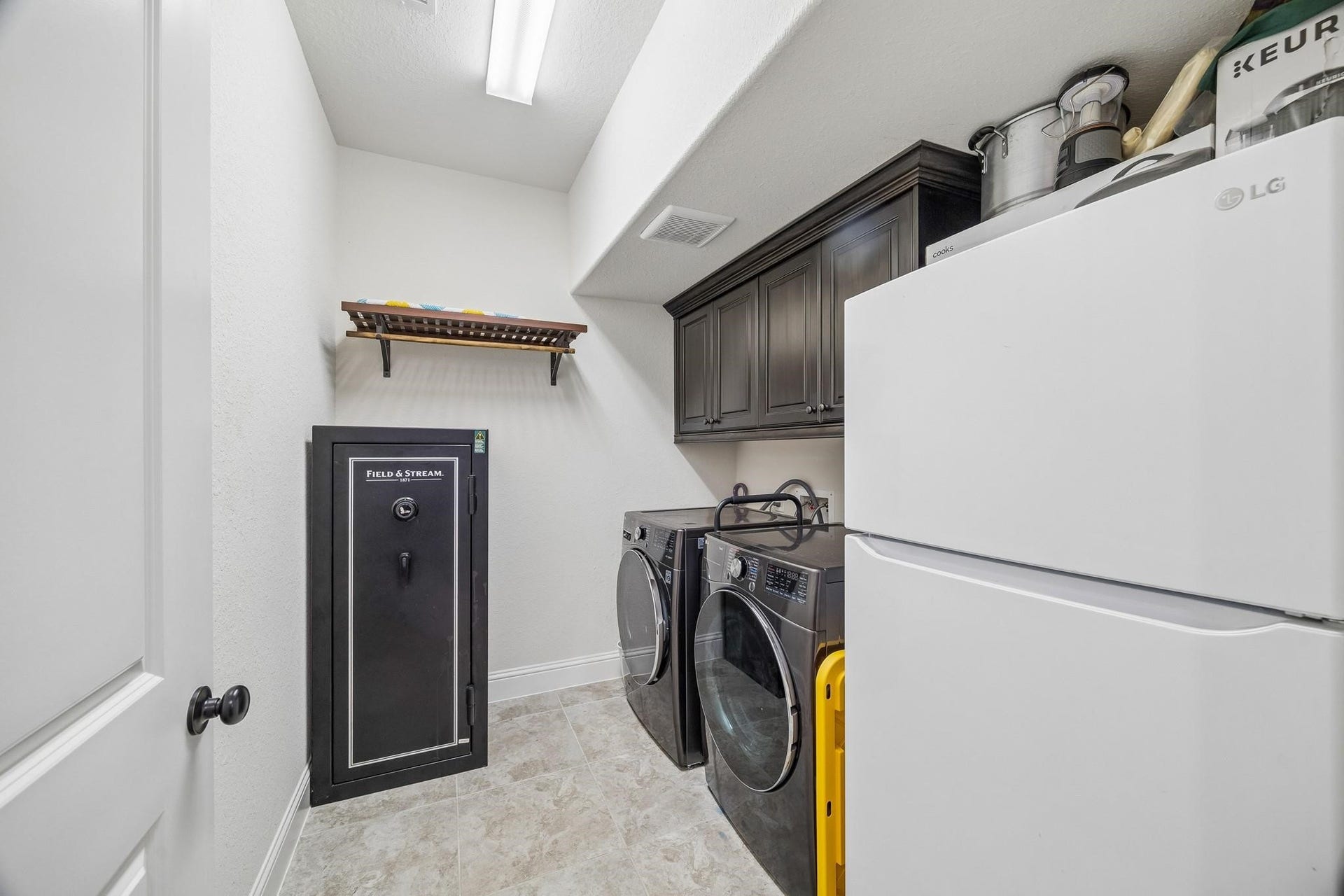 6031 Granite Shadow Lane, Porter, TX 77365 Oversized utility room perfect for appliances.