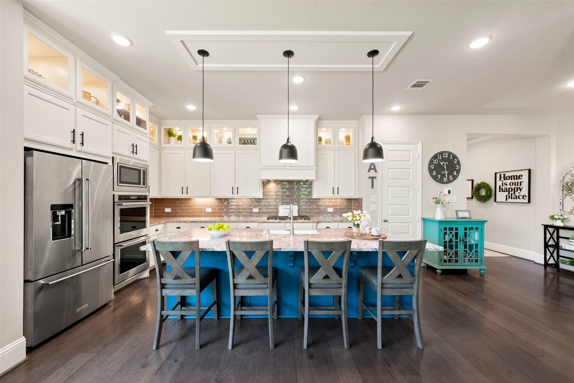 23926 Arcola Glen Lane, Katy, TX 77493 This expansive kitchen island features seating for four, a farmhouse porcelain sink, and an integrated dishwasher. The kitchen layout is enhanced by a convenient and spacious walk-in pantry located to the right.