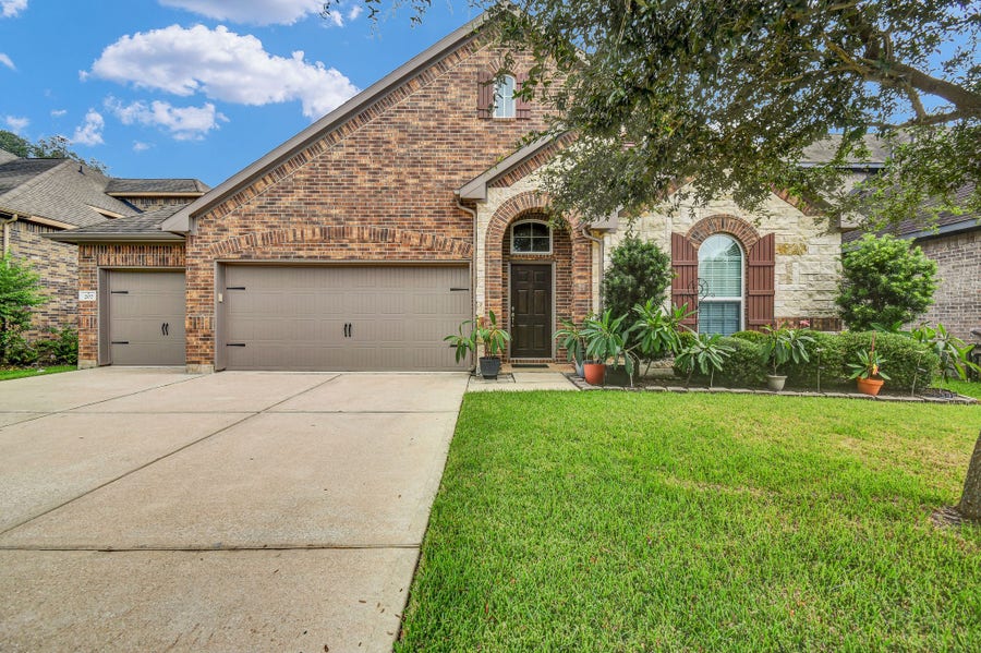 Property photo for 207 Timber Grove Court, Clute, TX