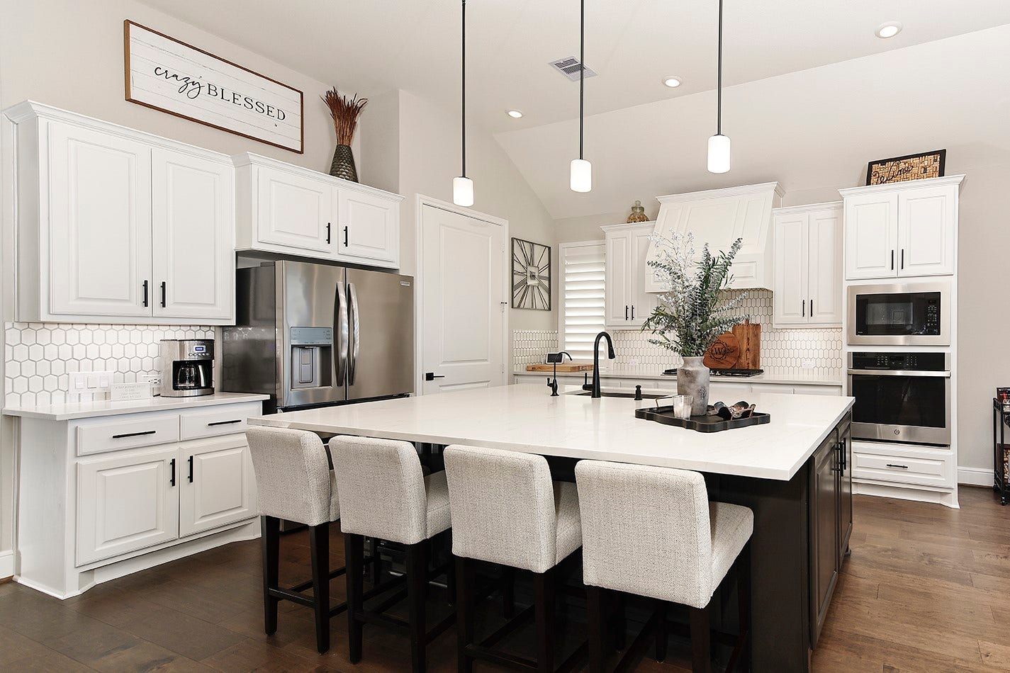 10135 Lehman Drive, Willis, TX 77318 This impressive kitchen features an oversized island with ample seating, crisp white quartz countertops, and sleek stainless steel appliances.