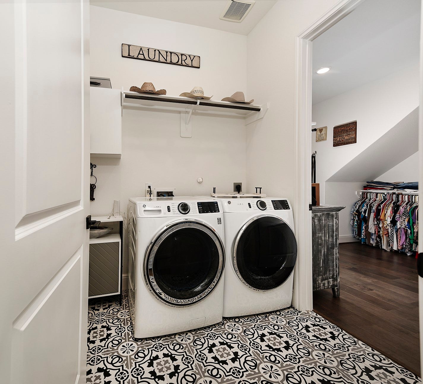 10135 Lehman Drive, Willis, TX 77318 Functional and convenient layout featuring a walk-through laundry room with dual access points from the primary closet and the secondary bedrooms hallway.