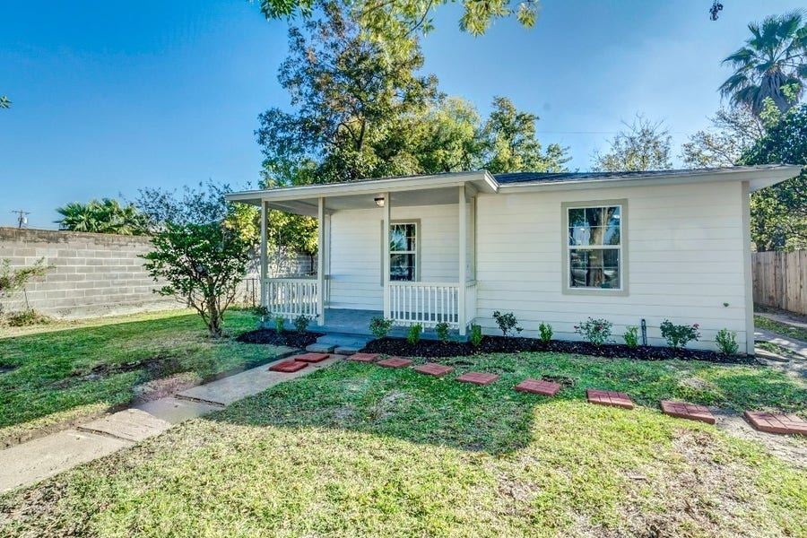 Property photo for 1001 9th Avenue N, Texas City, TX