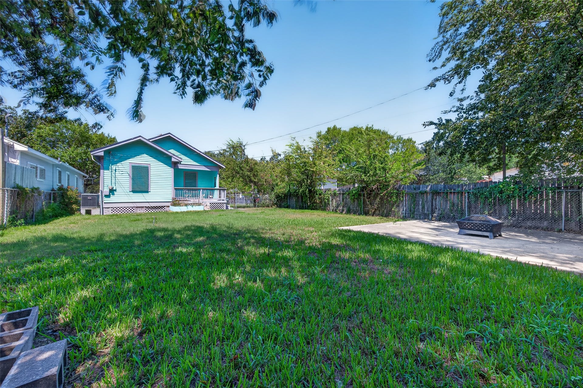 4807 Avenue P 1/2, Galveston, TX 77551 LUSH LARGE YARD!