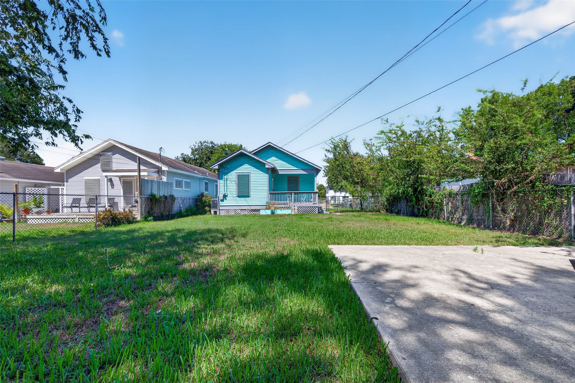 4807 Avenue P 1/2, Galveston, TX 77551 LUSH, LARGE YARD!