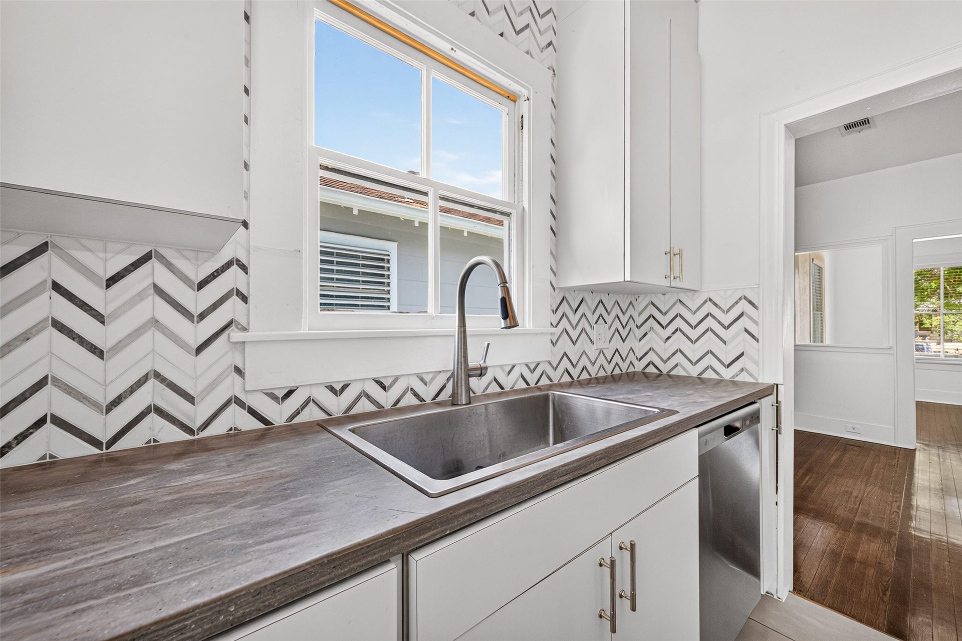 4807 Avenue P 1/2, Galveston, TX 77551 KITCHEN- DEEP SINK, CORIAN COUNTER TOPS, MOSAIC BACKSPLASH, NEW DISHWASHER AND PULLS, LOTS OF NATURAL LIGHT