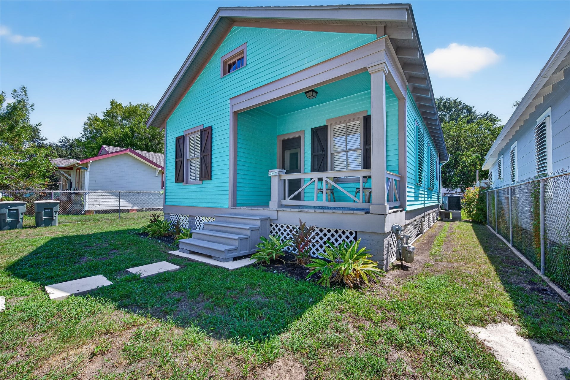 4807 Avenue P 1/2, Galveston, TX 77551 WONDERFUL FRONT PORCH FOR RELAXING