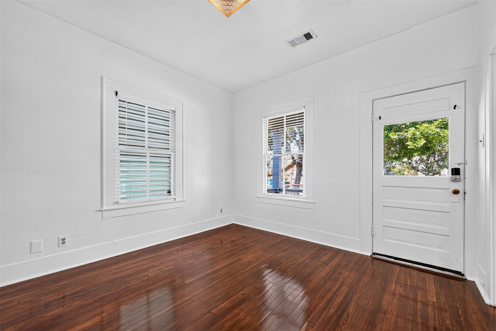 4807 Avenue P 1/2, Galveston, TX 77551 LIVING ROOM LOOKING TOWARD FRONT PORCH