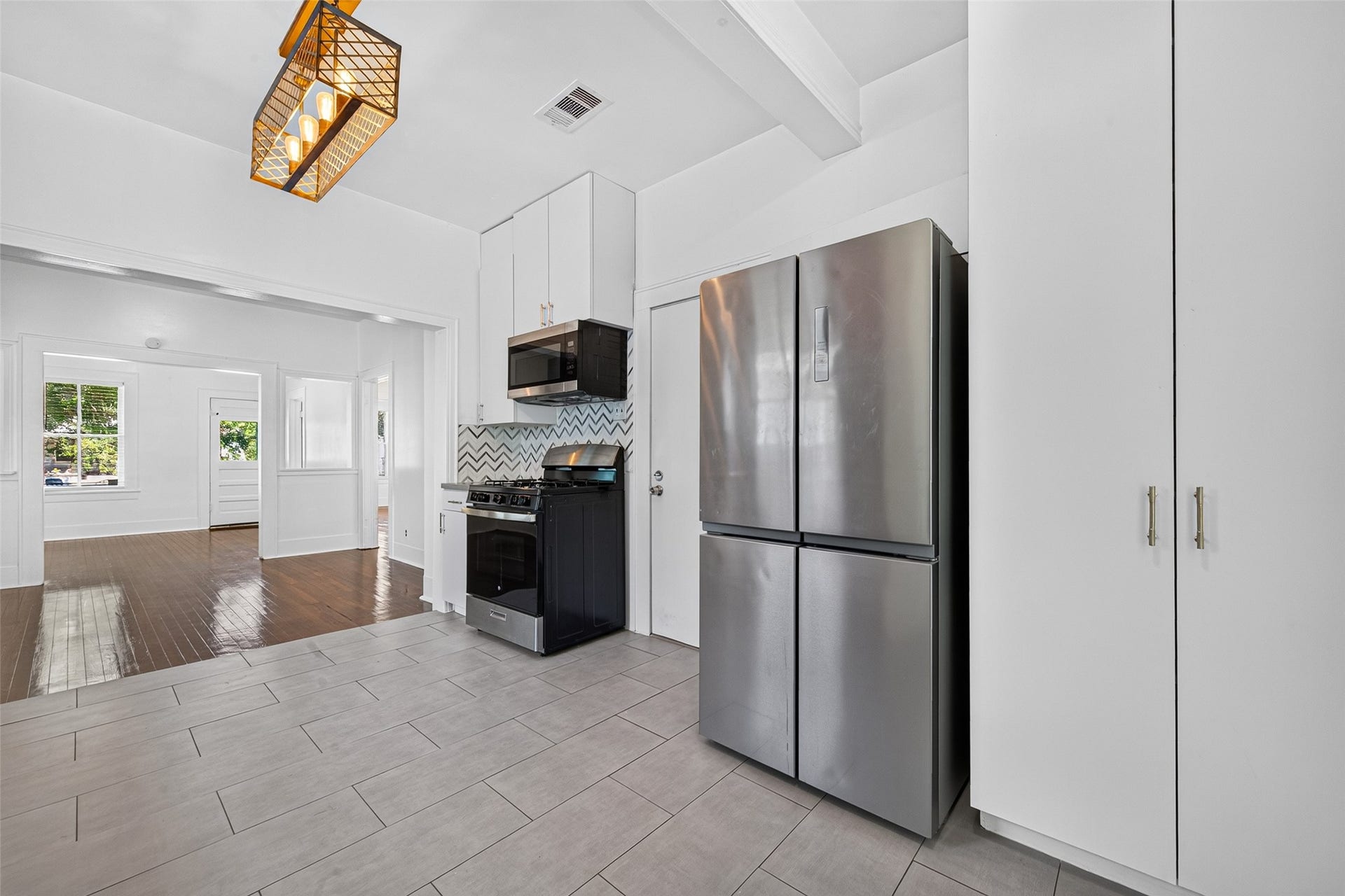 4807 Avenue P 1/2, Galveston, TX 77551 FLOOR TO CEILING PANTRY,