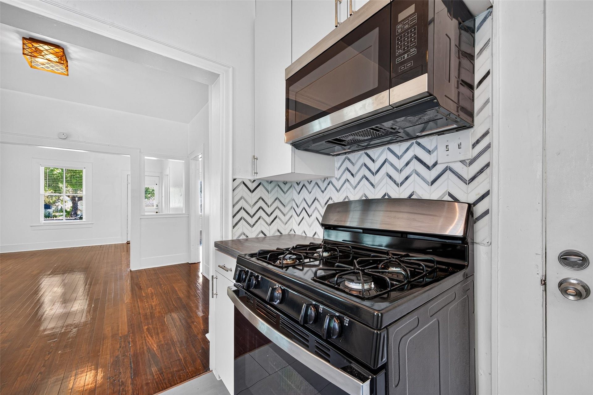 4807 Avenue P 1/2, Galveston, TX 77551 KITCHEN WITH GAS STOVE! LOOKING TOWARDS THE DINING