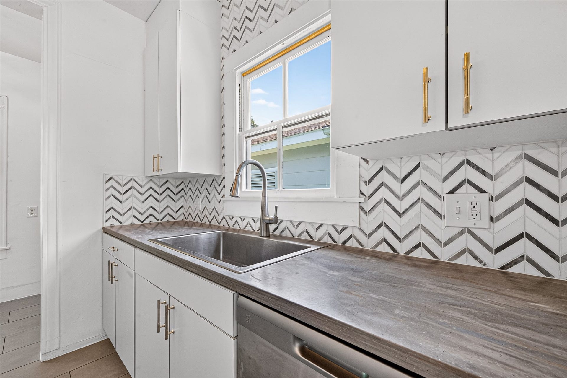 4807 Avenue P 1/2, Galveston, TX 77551 KITCHEN- DEEP SINK, CORIAN COUNTER TOPS, MOSAIC BACKSPLASH, NEW DISHWASHER AND PULLS, LOTS OF NATURAL LIGHT