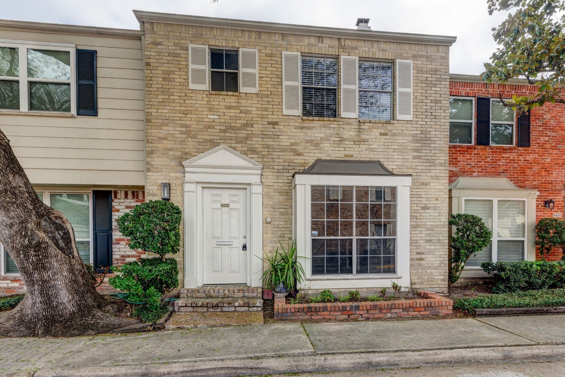 6444 Burgoyne Road, #104, Houston, TX 77057 Great location close to restaurants and shopping