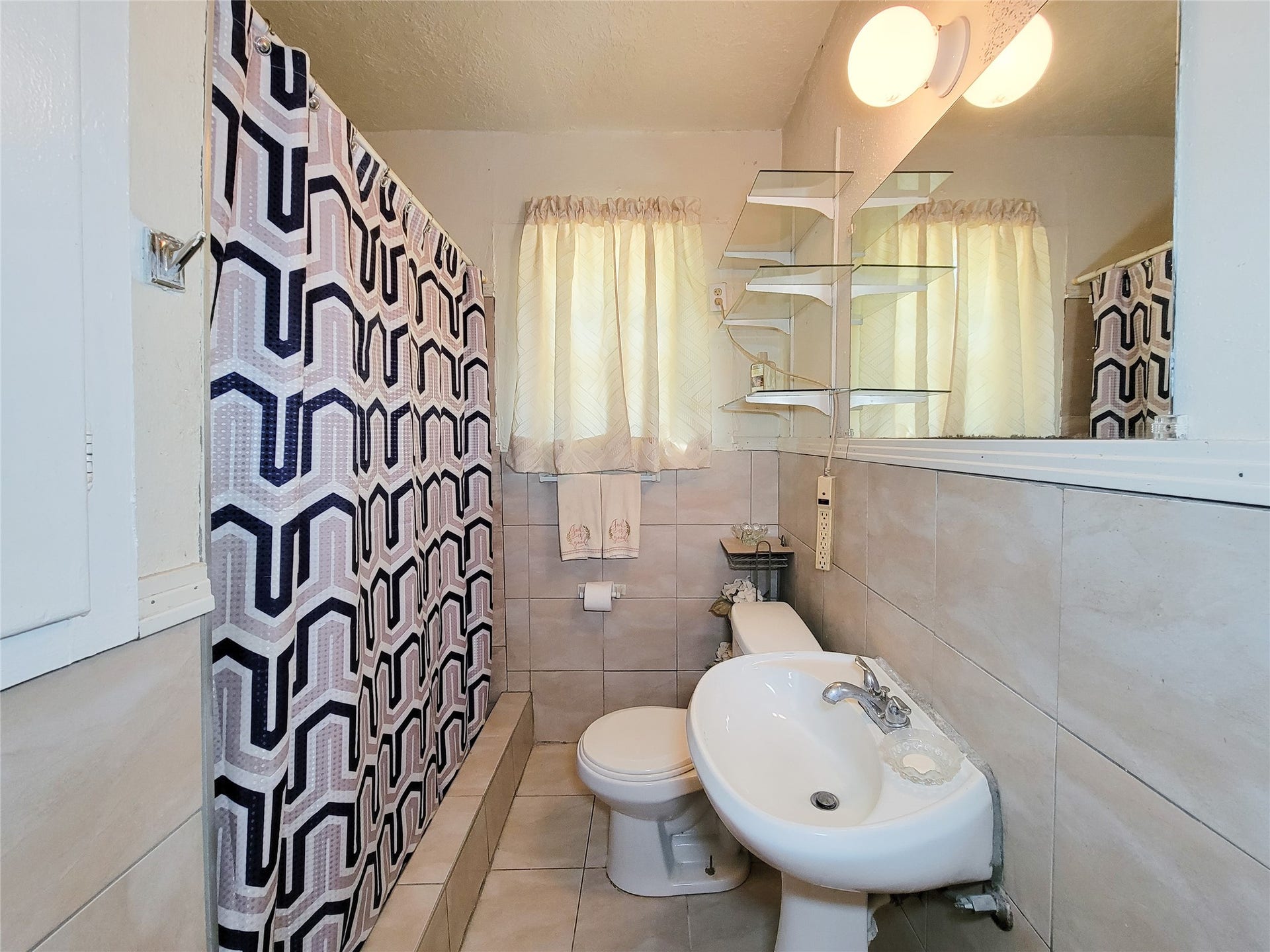 1574 Godwin Street, Houston, TX 77023 1574 Godwin Street, Houston, TX 77023