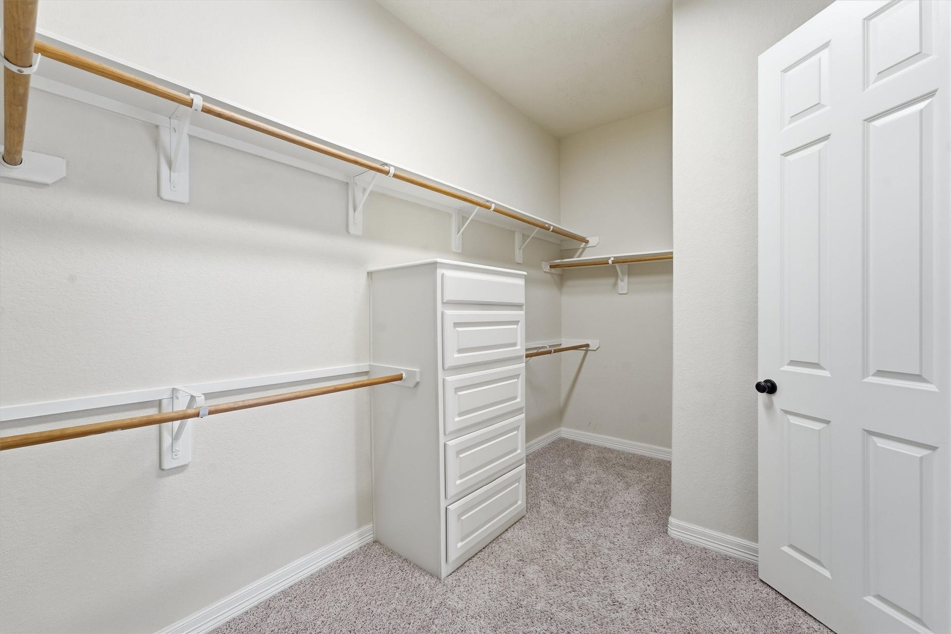 13920 N Lake Branch Lane, Houston, TX 77044 Large primary closet with built-ins