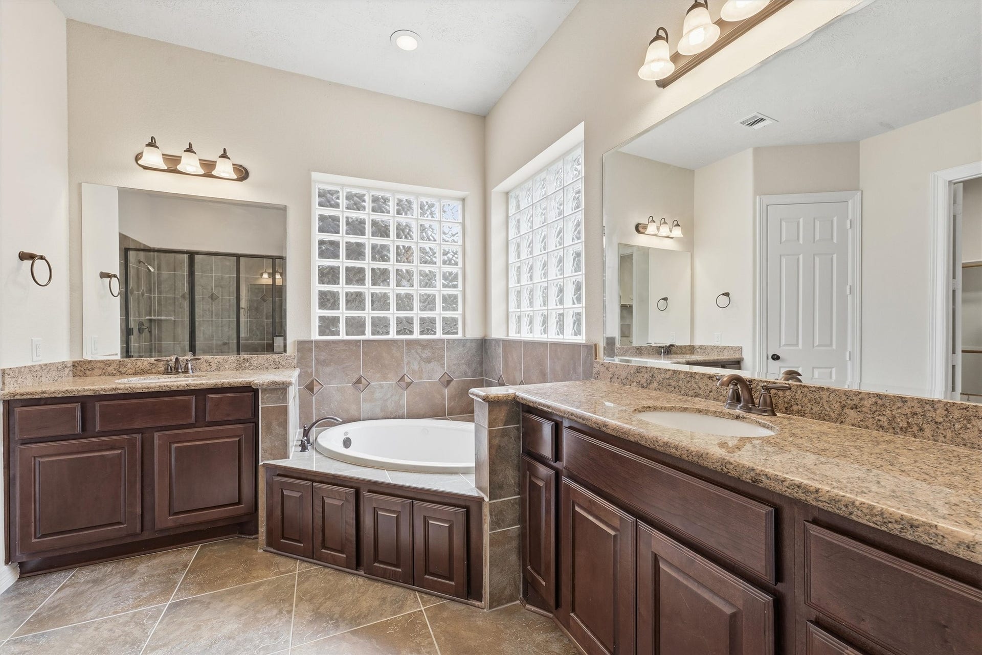 13920 N Lake Branch Lane, Houston, TX 77044 Primary ensuite bathroom with double vanities, large soaking tub and seperate walk-in shower