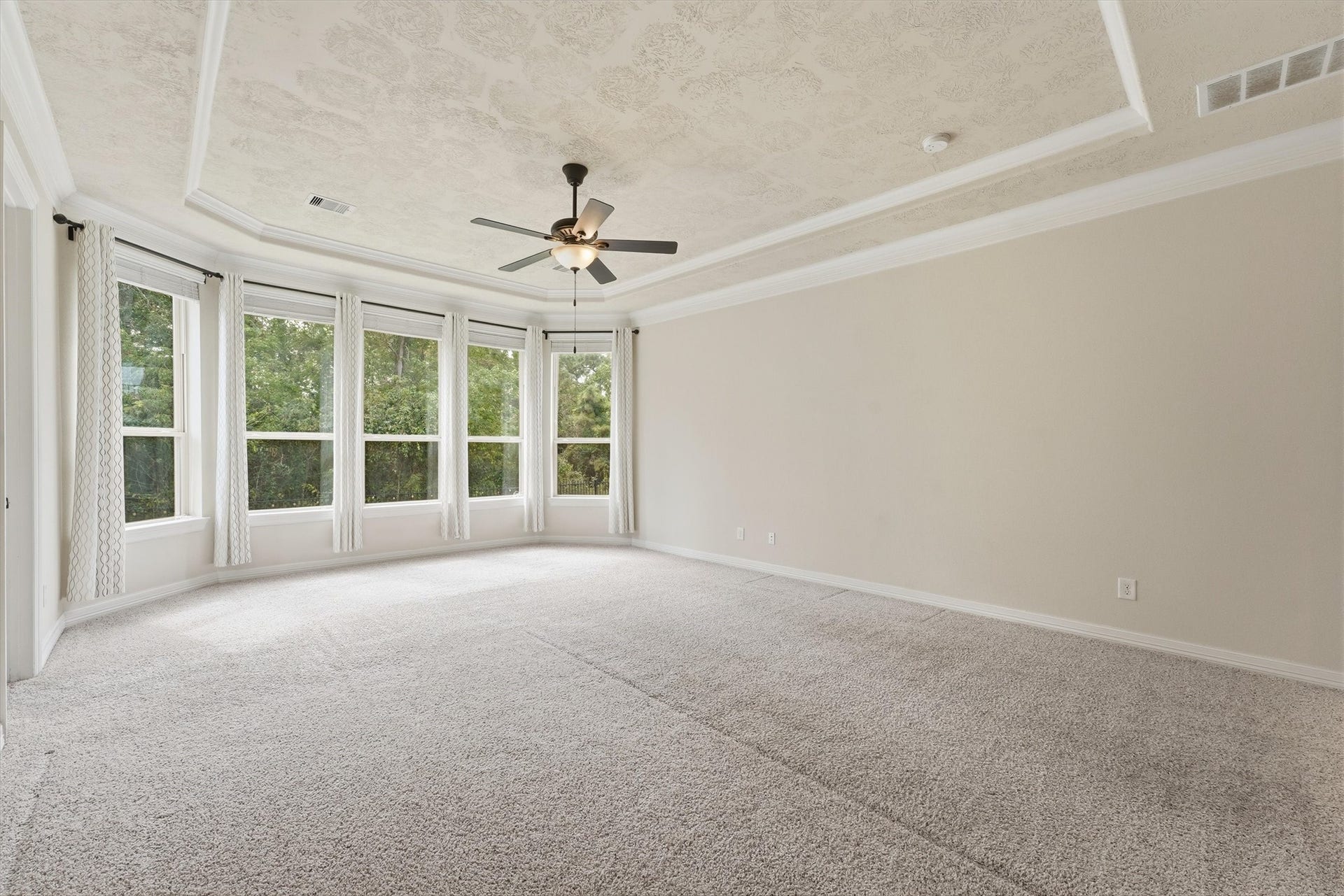 13920 N Lake Branch Lane, Houston, TX 77044 Primary bedroom with views out to the greenbelt