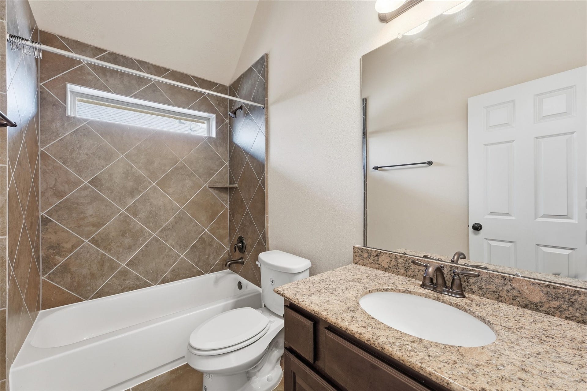 13920 N Lake Branch Lane, Houston, TX 77044 Upstairs third full bathroom