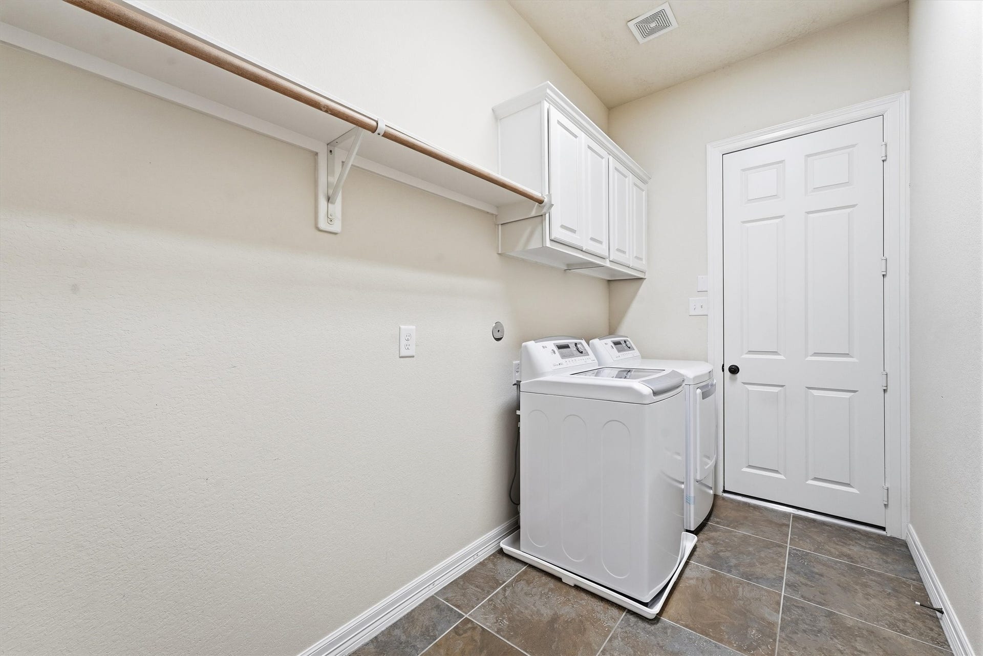 13920 N Lake Branch Lane, Houston, TX 77044 Large laundry room with cabinet storage and extra room for hanging clothes