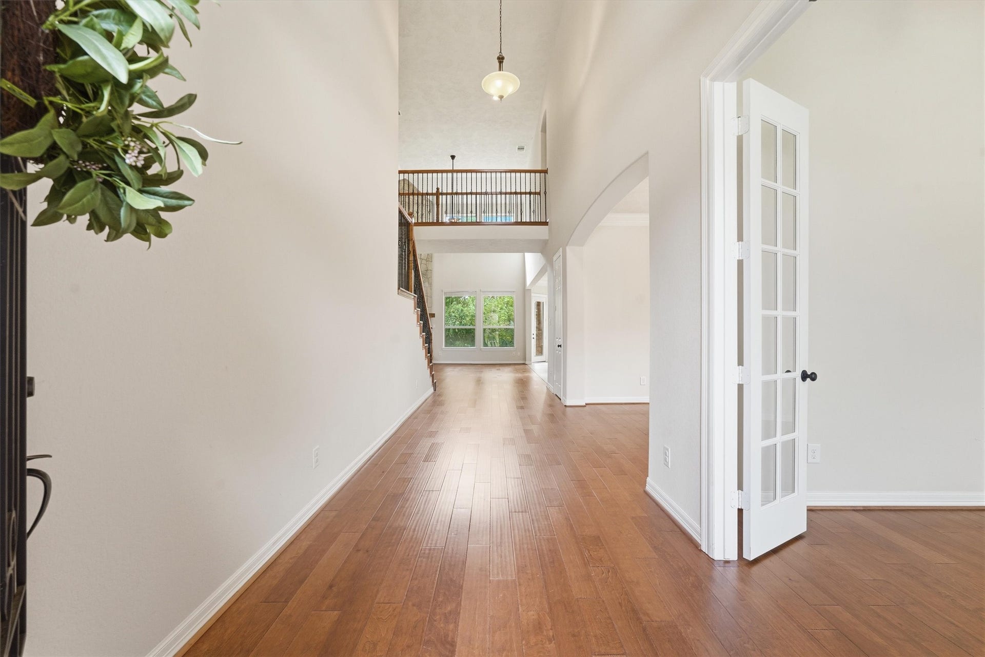 13920 N Lake Branch Lane, Houston, TX 77044 WOW! 2 story ceilings greet you and your gueasts as you enter your foyer.