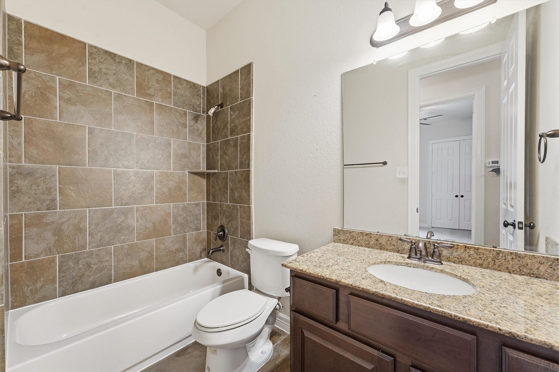 13920 N Lake Branch Lane, Houston, TX 77044 Second full bath on first level across from second bedroom