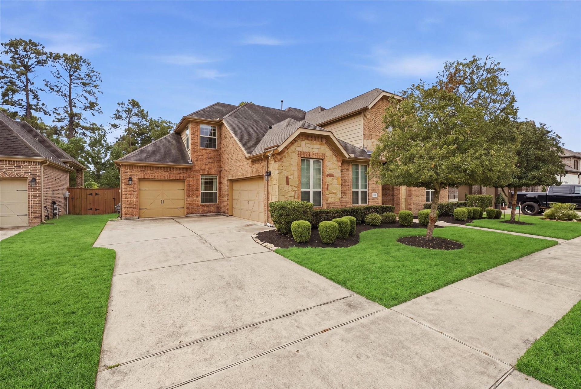 13920 N Lake Branch Lane, Houston, TX 77044 3 car attached garage