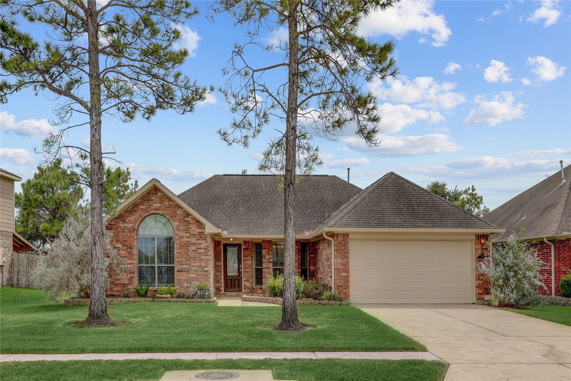 2818 J R Drive, Manvel, TX 77578 Beautiful brick exterior creates a standout first impression at 2818 J R Drive.