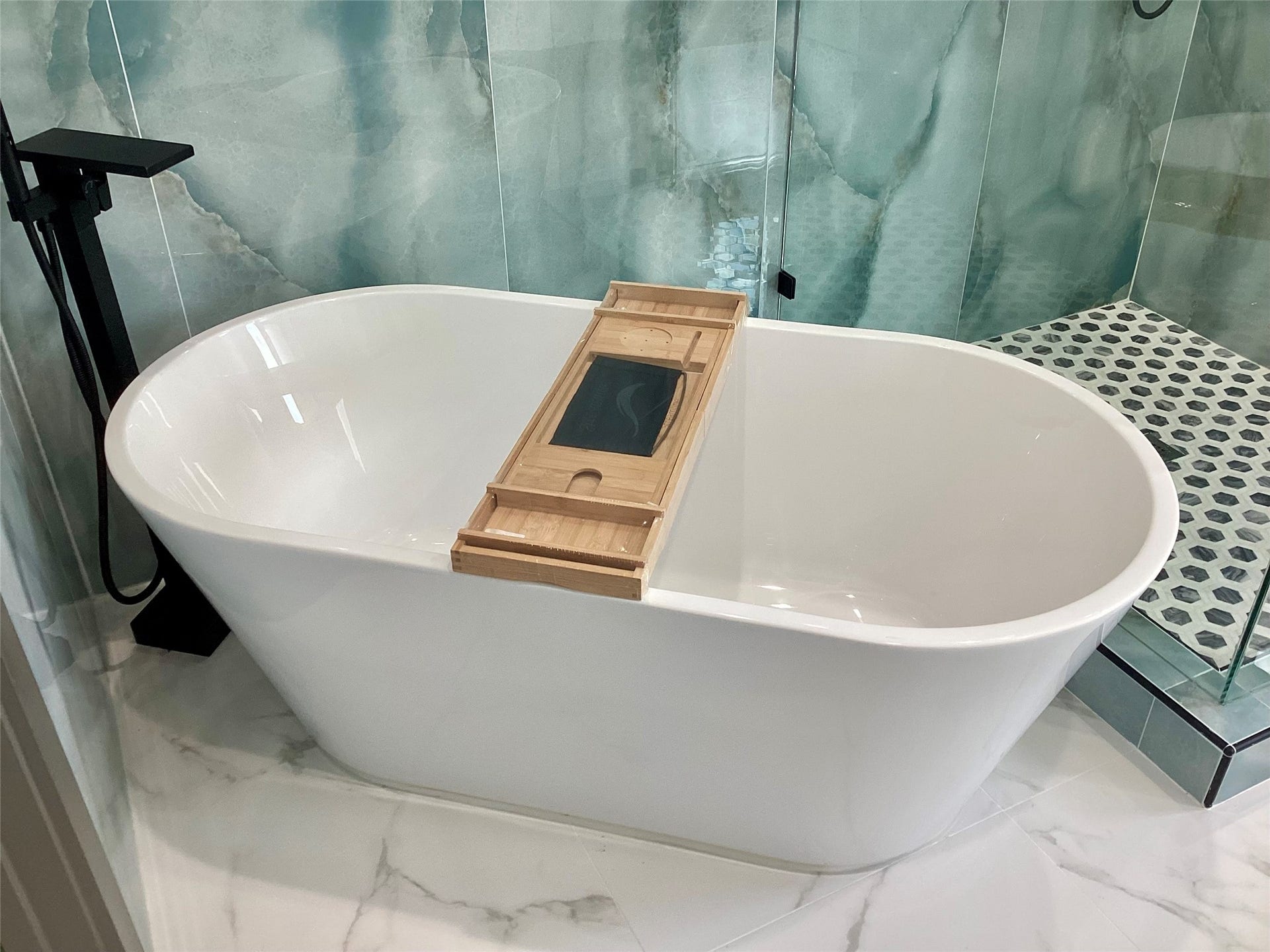 3114 Clay Street, Houston, TX 77003 Soaking Tub in Primary Bathroom