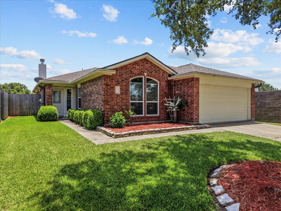 Property photo for 202 Pebble Walk Lane, Dickinson, TX