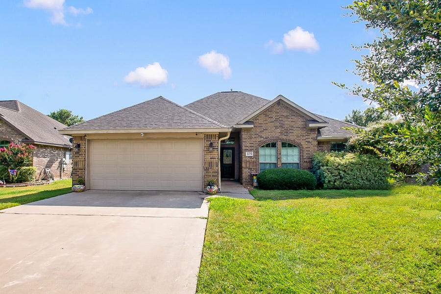Property photo for 205 Poppy Street, Lake Jackson, TX