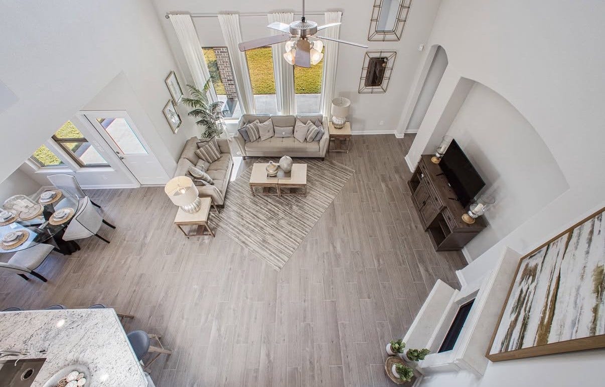 13201 Anchor Bay Drive, La Marque, TX 77568 Bright and spacious living area with high ceilings and an open layout connecting to the dining space. Large windows offer abundant natural light and a view of the backyard. Arched niches make placing you furniture quite easy.