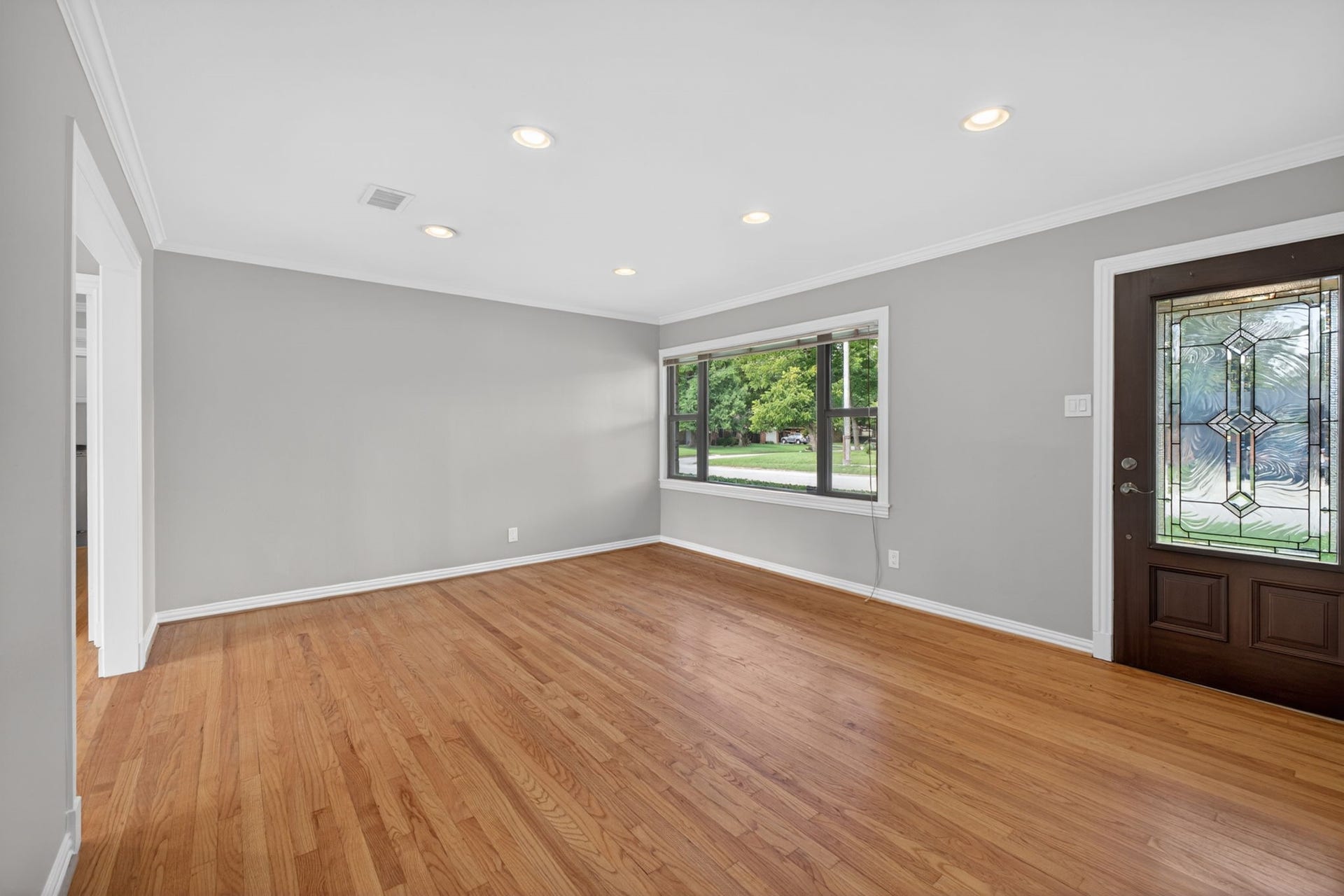 4218 Glebe Rd Road, Houston, TX 77018 Living Room - facing front door