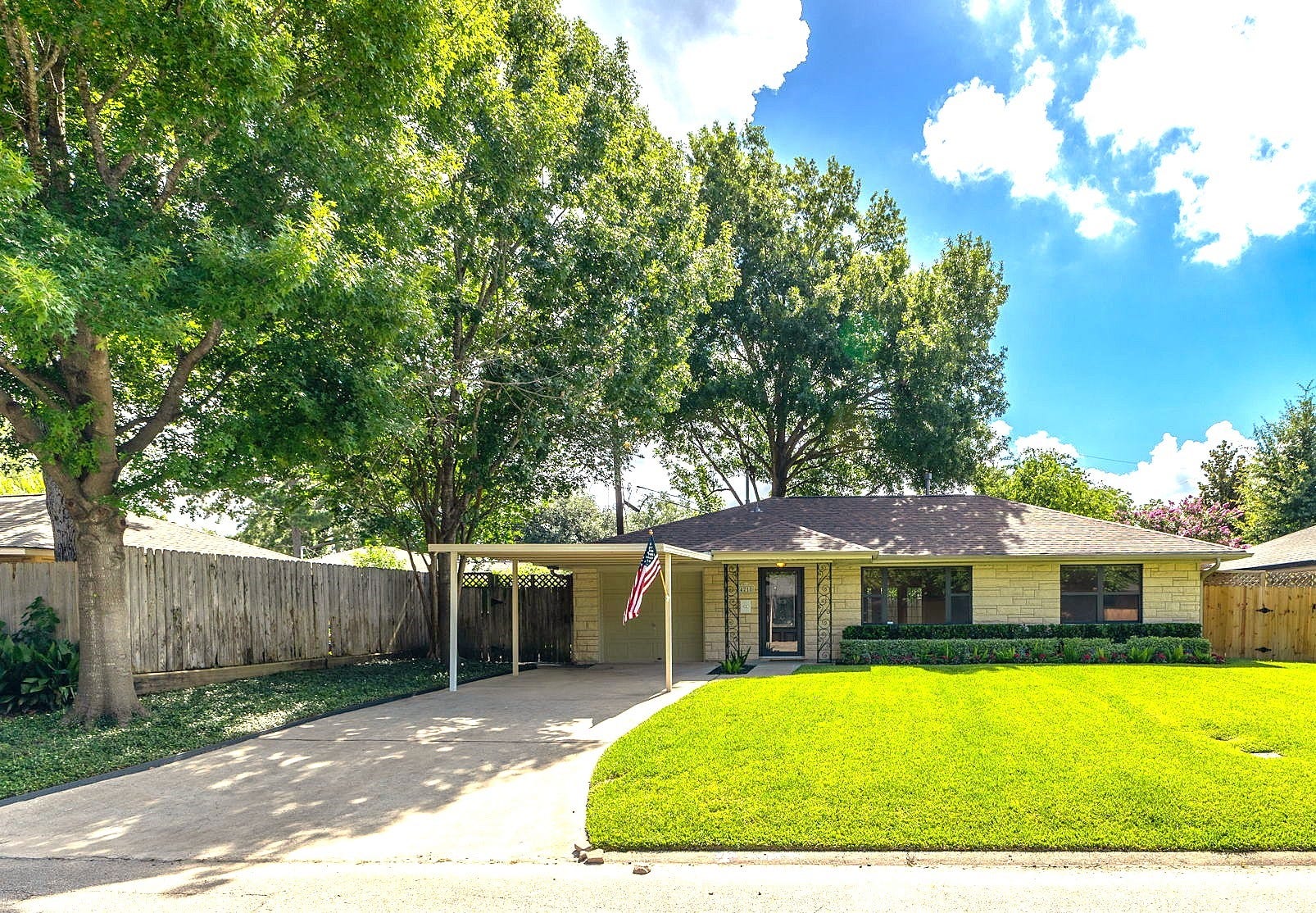 4218 Glebe Rd Road, Houston, TX 77018 Front Yard and Driveway