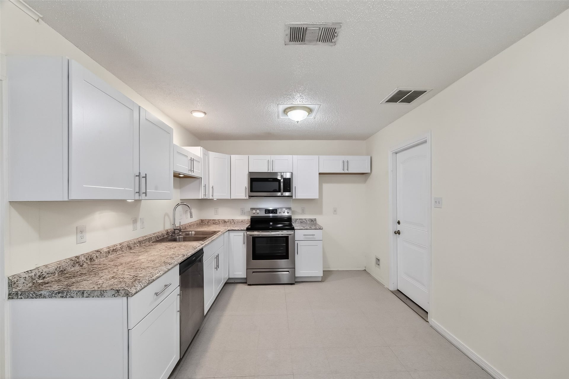 15022 Chipman Lane, Houston, TX 77060 Kitchen