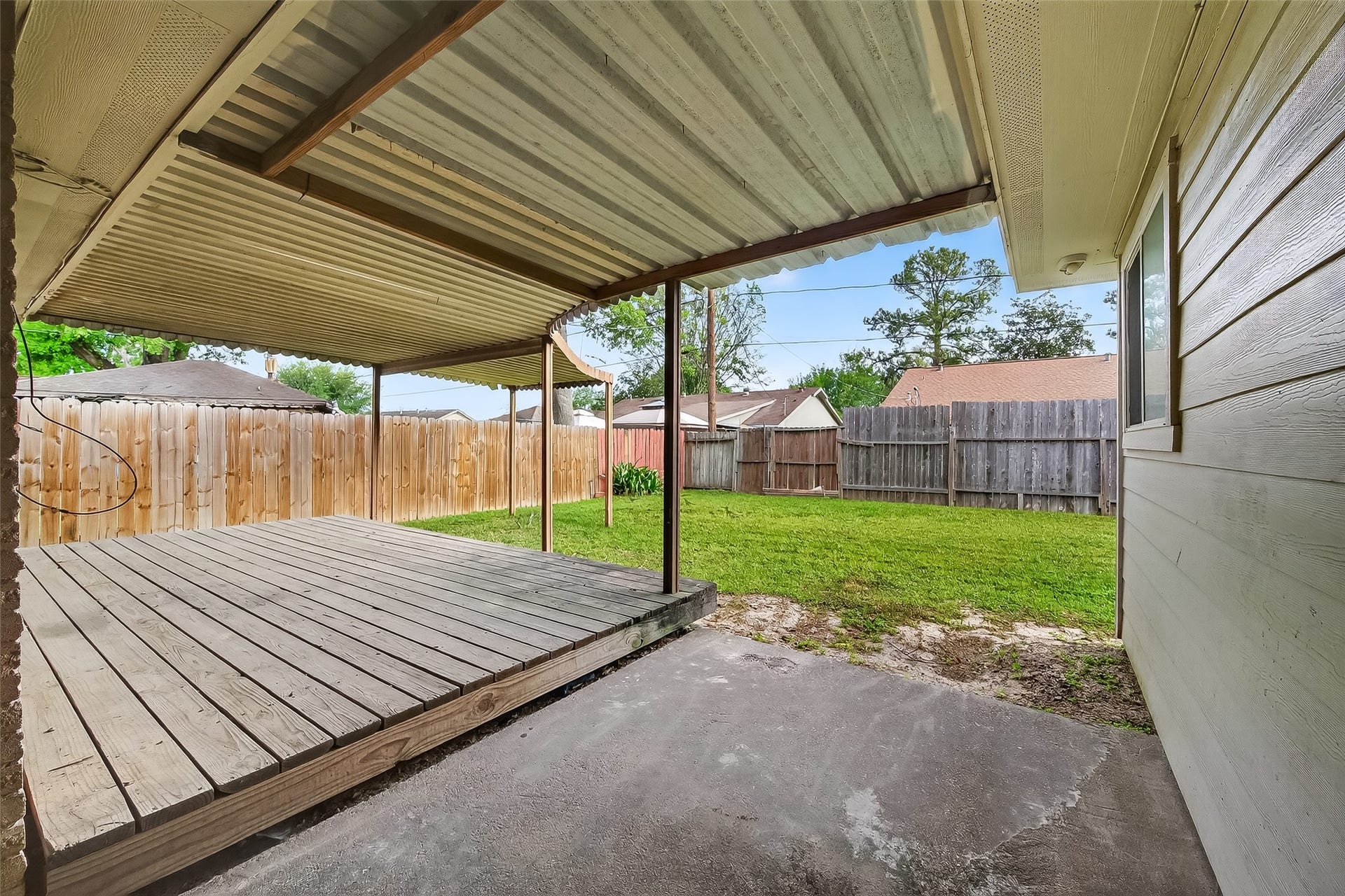 15022 Chipman Lane, Houston, TX 77060 Covered patio and wood deck