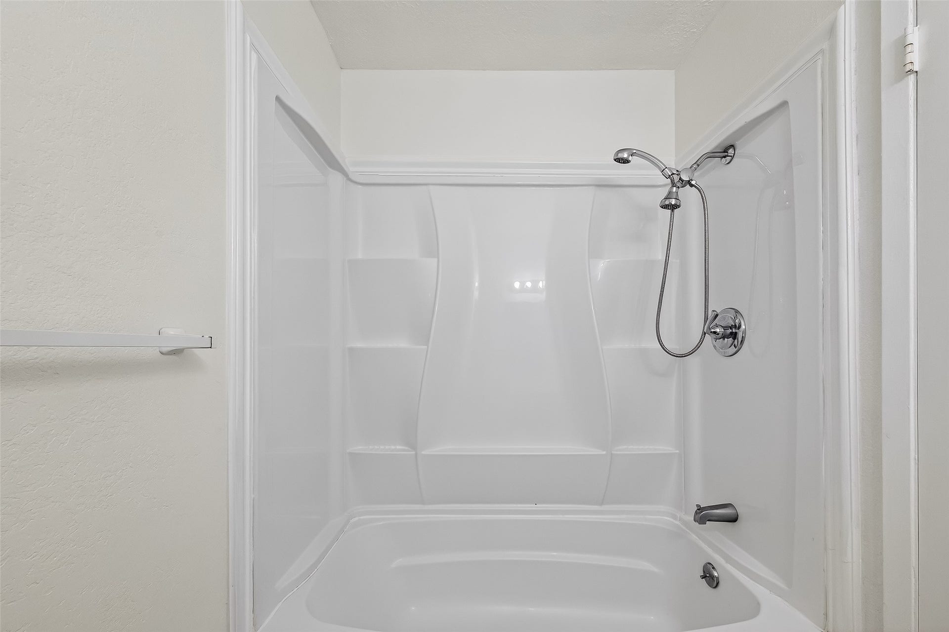 15022 Chipman Lane, Houston, TX 77060 Tub/shower