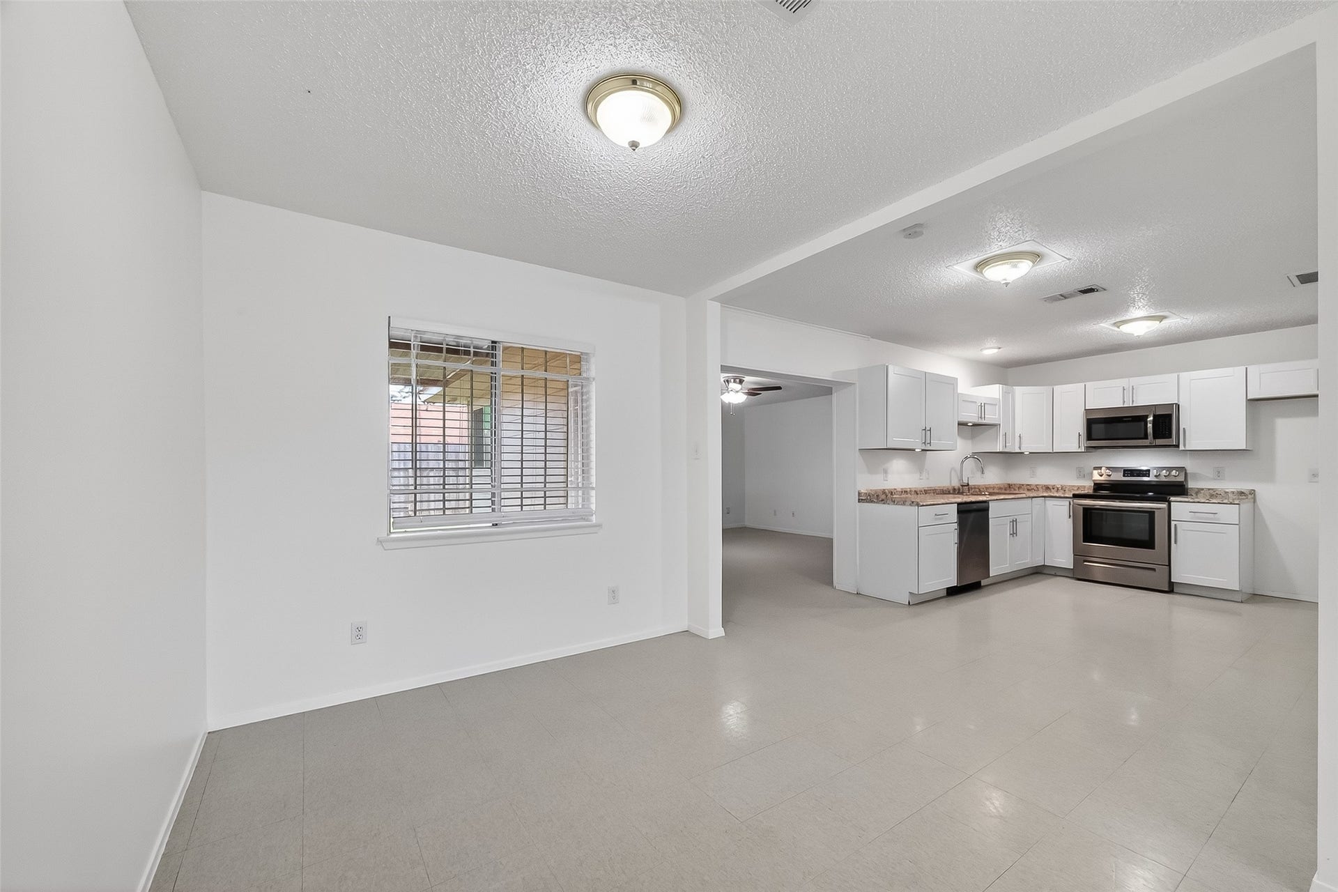 15022 Chipman Lane, Houston, TX 77060 Kitchen/dining area