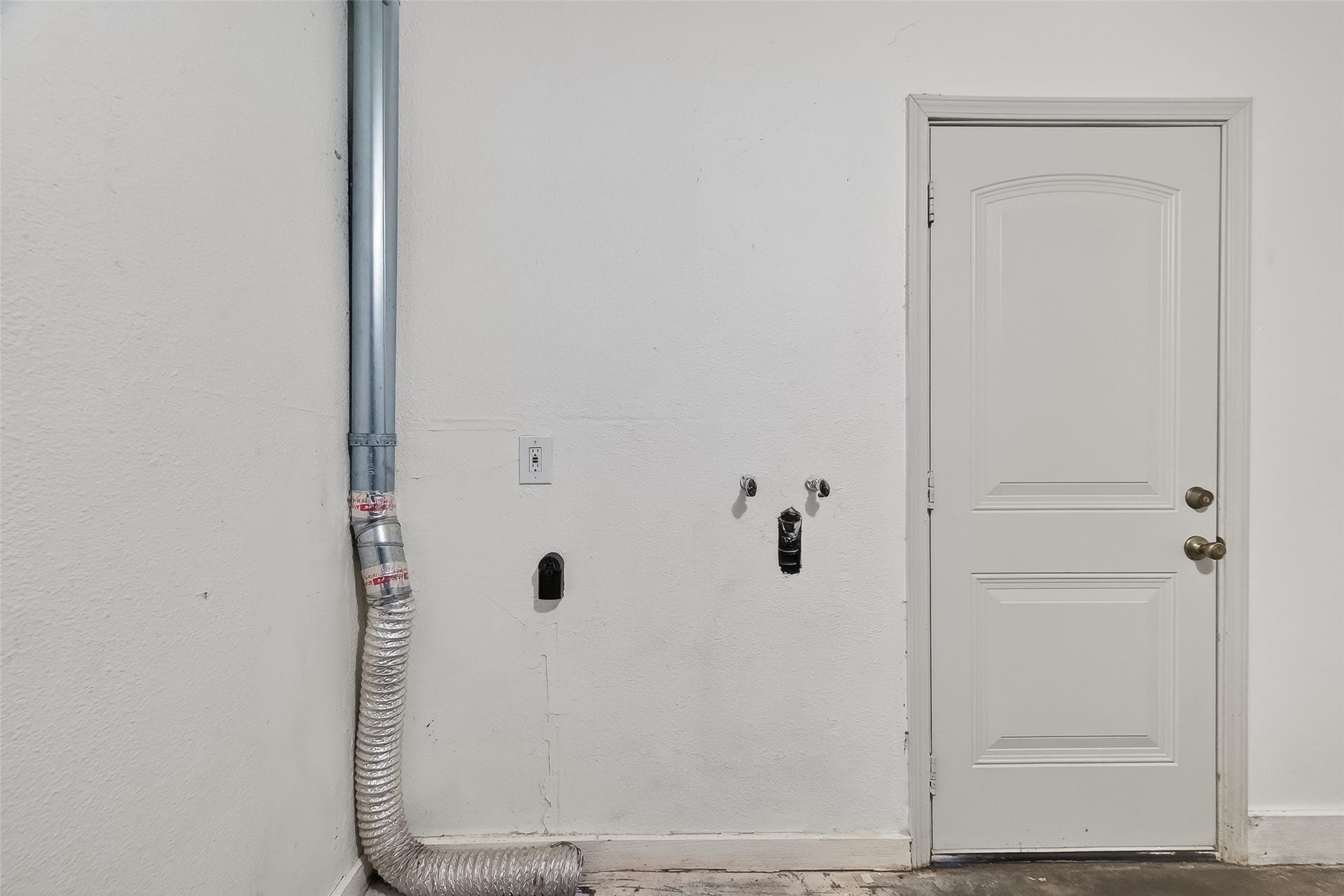 15022 Chipman Lane, Houston, TX 77060 Washer/dryer connections in the garage
