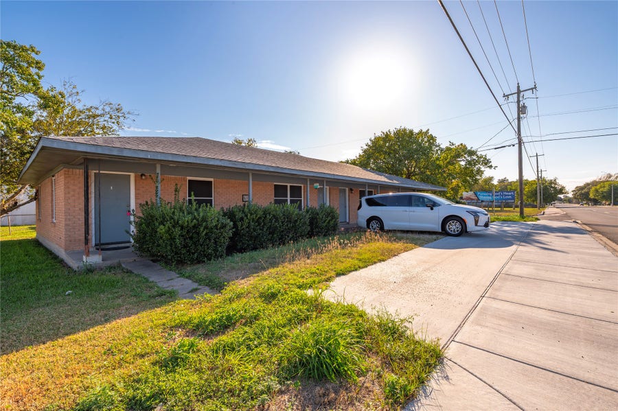 Property photo for 915 Main Street, La Marque, TX